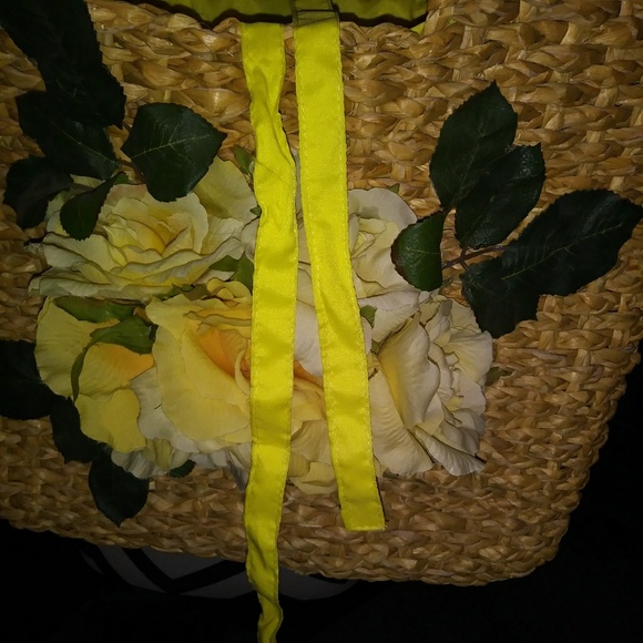 Nice square straw bag. - Picture 3 of 6